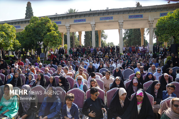 برگزاری برنامه تلوزیونی محفل در آرامگاه حافظ شیرازی