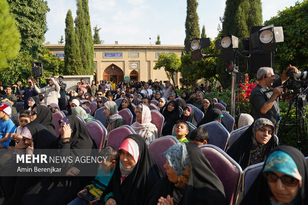 برگزاری برنامه تلوزیونی محفل در آرامگاه حافظ شیرازی