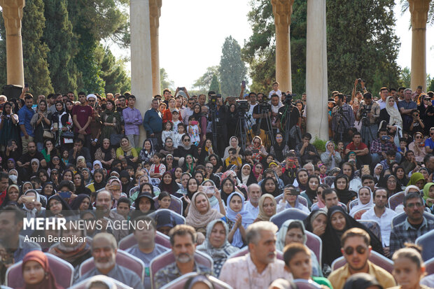 برگزاری برنامه تلوزیونی محفل در آرامگاه حافظ شیرازی