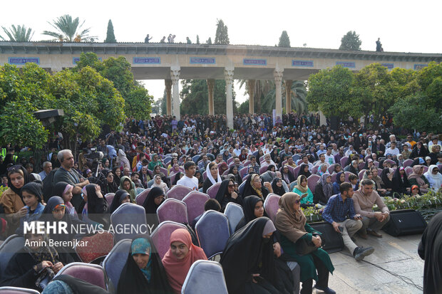 برگزاری برنامه تلوزیونی محفل در آرامگاه حافظ شیرازی