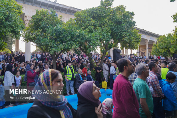 برگزاری برنامه تلوزیونی محفل در آرامگاه حافظ شیرازی