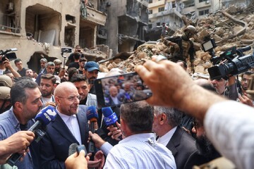 Ghalibaf visits ruins left by Israeli airstrikes