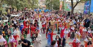 هفدهمین جشنواره بین المللی تئاتر خیابانی مریوان آغاز شد