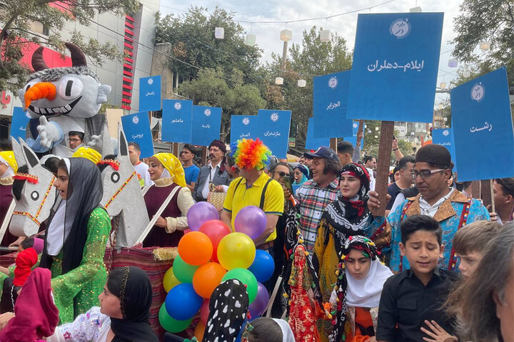 آغاز جشنواره تئاتر خیابانی مریوان با شادپیمایی و استقبال مردم آغاز جشنواره تئاتر خیابانی مریوان با شادپیمایی و استقبال مردم