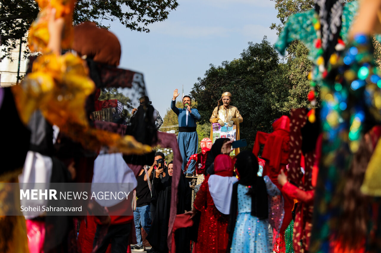 درخشش هنر برآسمان مریوان/هنرنمایی۱۷۰هنرمند در کنار نگین غرب کشور