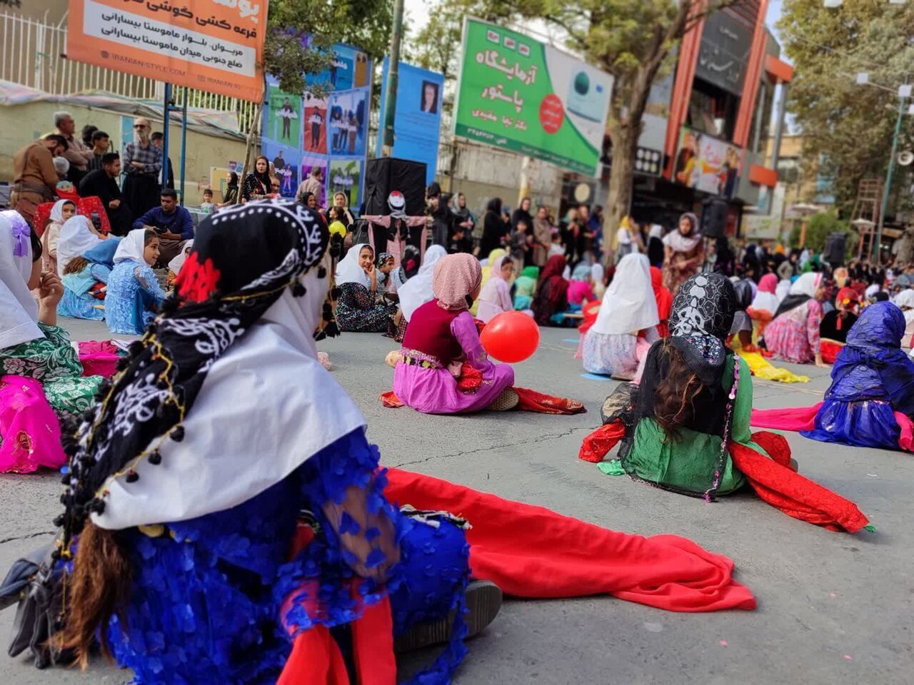 هفدهمین جشنواره بین المللی تئاتر خیابانی مریوان آغاز شد