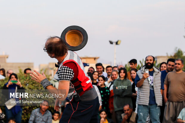 اجرای نمایش «Banana o Rama» محصول مشترک آلمان و کانادا در هفدهمین جشنواره بین‌المللی تئاتر خیابانی مریوان