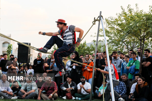 مریوان صحنهای برای امید و لبخند؛ تئاتر خیابانی در آغوش زریبار