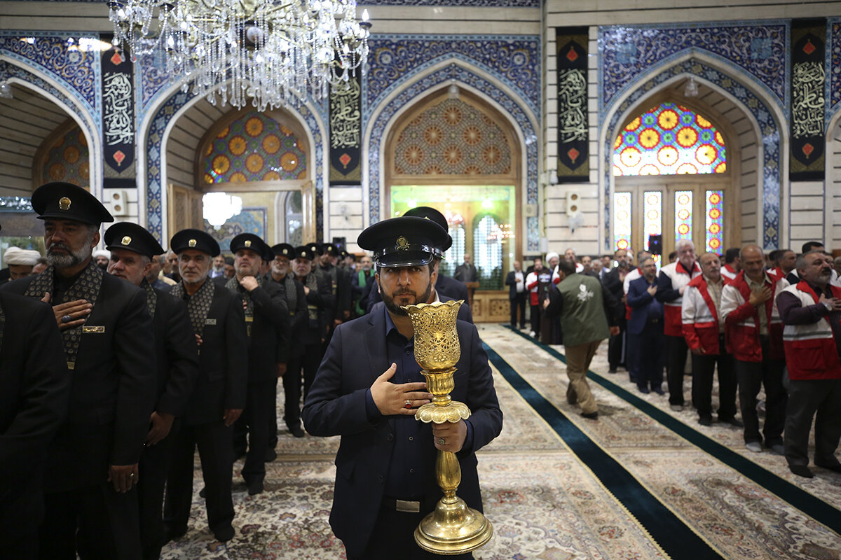 ضریح مطهر حضرت فاطمه معصومه(س) سیاه‌پوش شد+ تصاویر