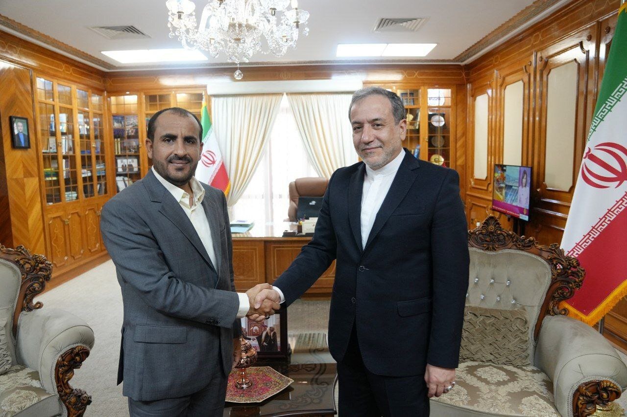 رئیس هیات مذاکره کننده دولت نجات ملی یمن با عراقچی دیدار کرد