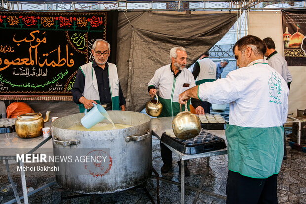 پذیرایی موکب های ایرانی و عراقی از عزاداران حضرت معصومه(س)