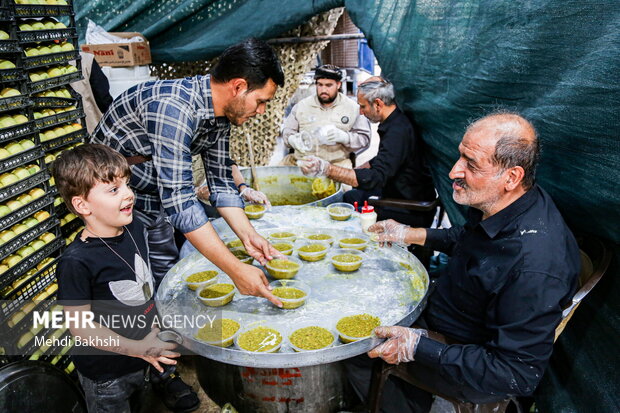 پذیرایی موکب های ایرانی و عراقی از عزاداران حضرت معصومه(س)