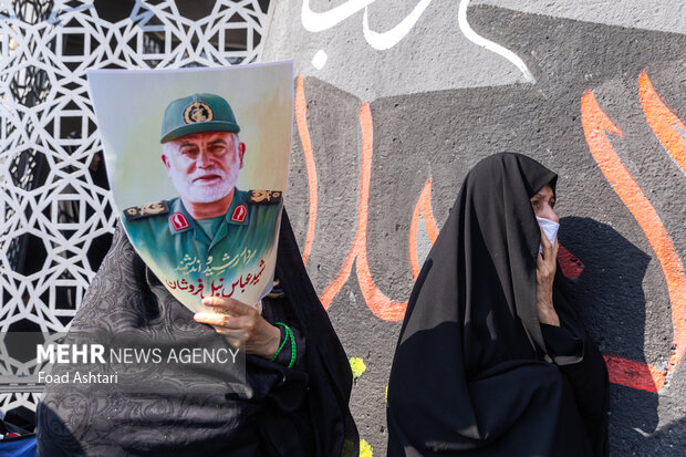 فرق است بین آن که به دنیا نگاه میکند و آن که با دنیا نگاه میکند فرق است بین آن که به دنیا نگاه میکند و آن که با دنیا نگاه میکند