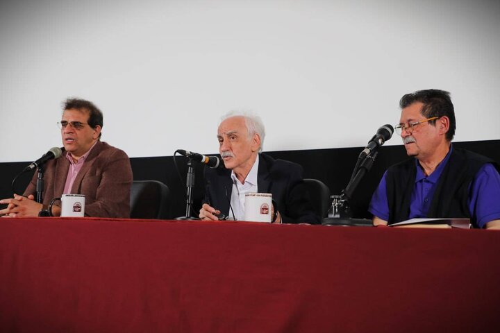مستندسازی که به شیوه فرمالیستی مخاطب را با موضوع مواجه میکند مستندسازی که به شیوه فرمالیستی مخاطب را با موضوع مواجه میکند