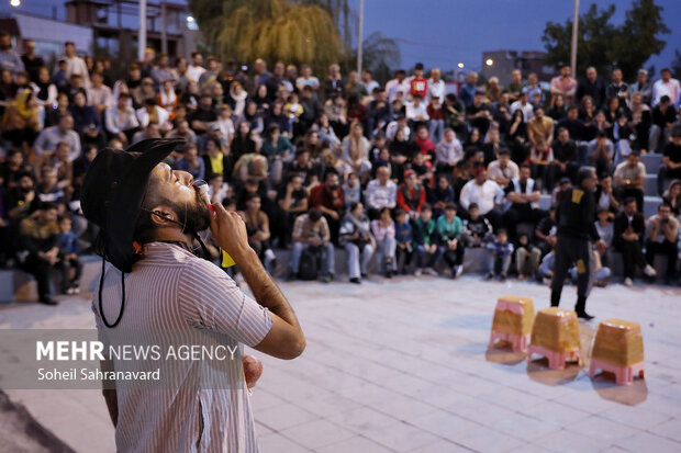 مریوان صحنهای برای امید و لبخند؛ تئاتر خیابانی در آغوش زریبار