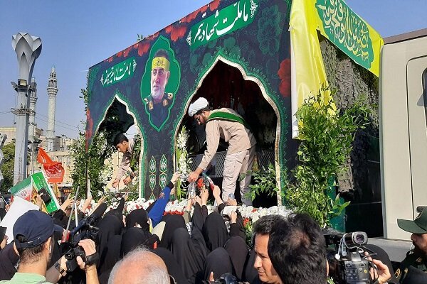 حضور تهرانیها در میدان حسین برای حضور در مراسم تشییع