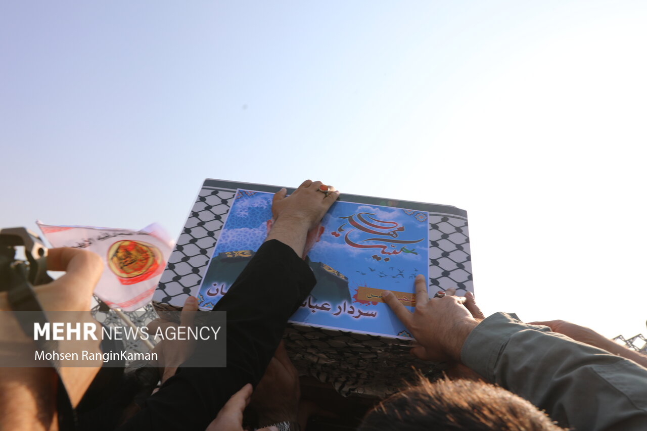 تشییع پیکر شهید نیلفروشان از میدان امام حسین (ع) به سمت میدان شهدا