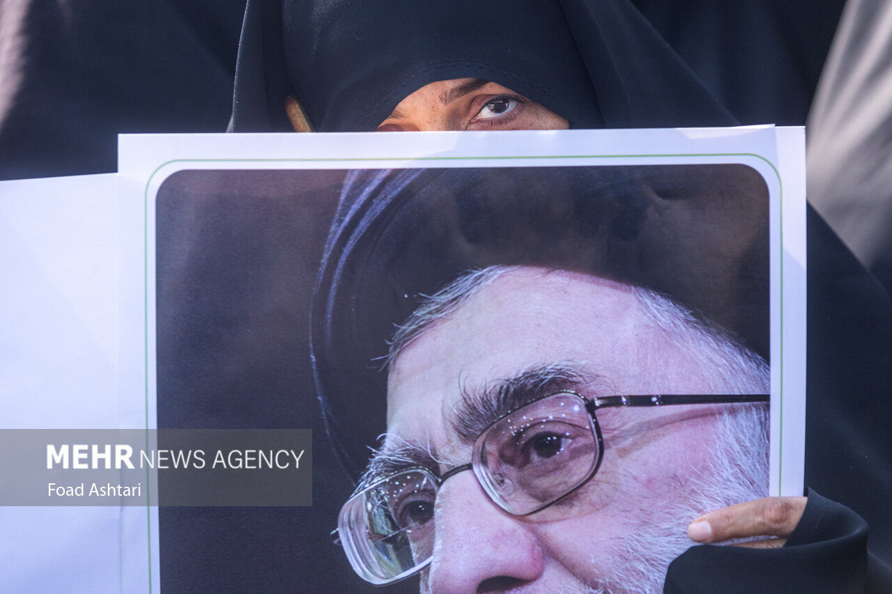 فرق است بین آن که به دنیا نگاه میکند و آن که با دنیا نگاه میکند