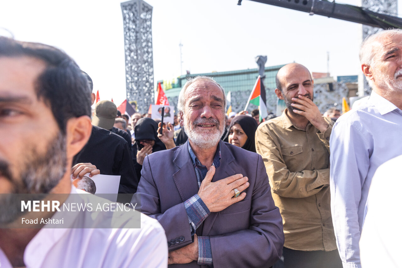 فرق است بین آن که به دنیا نگاه میکند و آن که با دنیا نگاه میکند