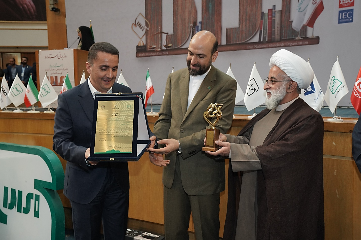 موجهای آبی مشهد واحد برتر استاندارد کشور در سال ۱۴۰۳ شد