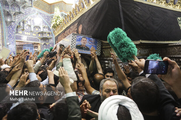 پیکر مطهر سردار شهید نیلفروشان گرد ضریح بانوی کرامت طواف داده شد پیکر مطهر سردار شهید نیلفروشان گرد ضریح بانوی کرامت طواف داده شد