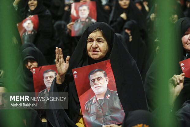 انتظار مردم قم برای وداع با پیکر مطهر شهید «عباس نیلفروشان» انتظار مردم قم برای وداع با پیکر مطهر شهید «عباس نیلفروشان»