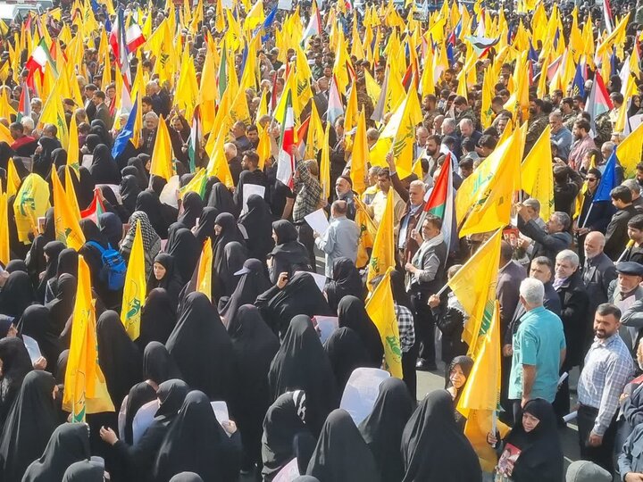 Şehit Nilforuşan için Meşhed'de hakının yoğun katılımıyla cenaze töreni