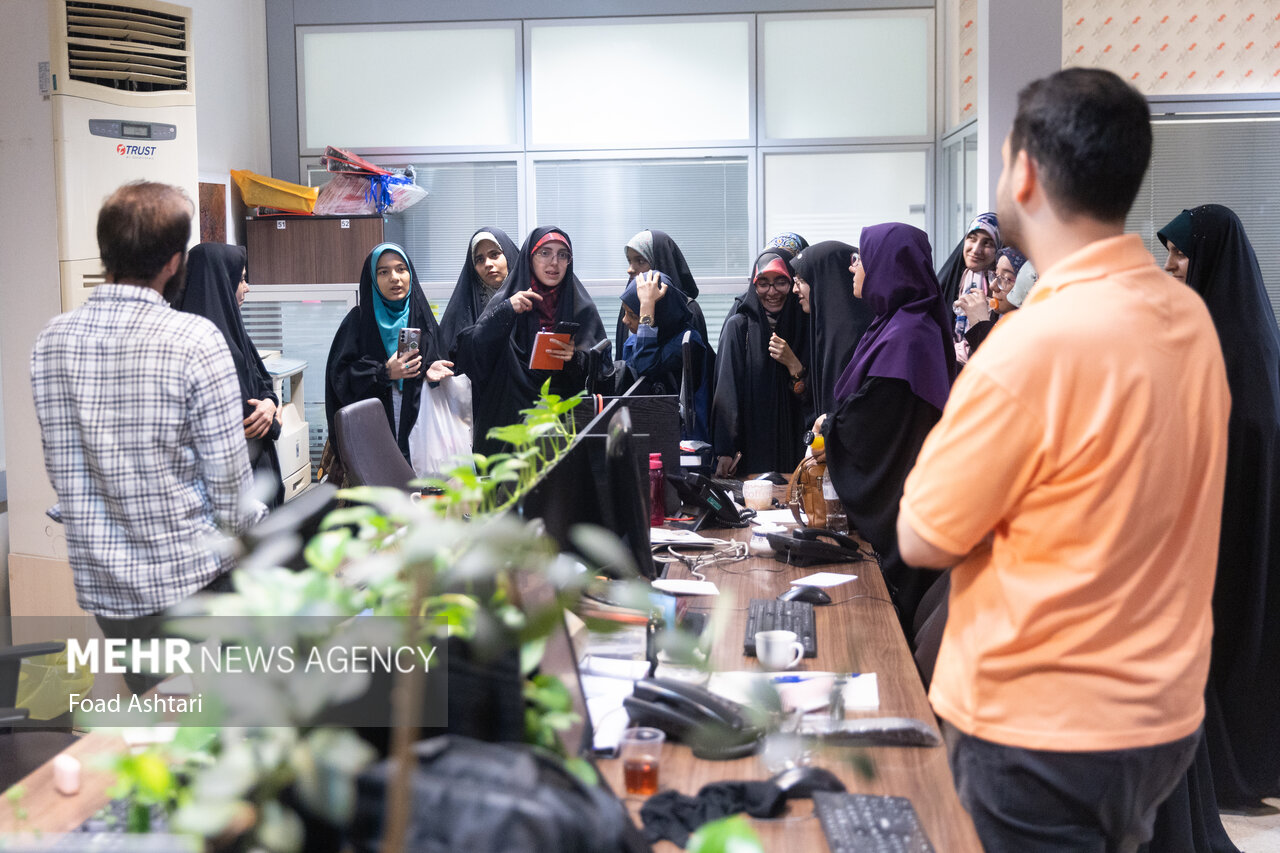 بازدید نوجوانان علاقهمند به رسانه از خبرگزاری مهر