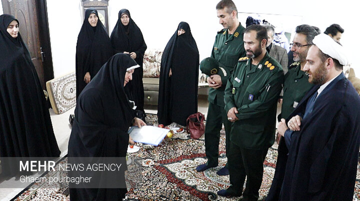 دیدار با خانواده معظم شهدا موجب افتخار و سربلندی است دیدار با خانواده معظم شهدا موجب افتخار و سربلندی است