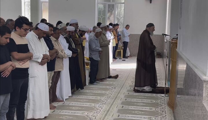 اقامه نماز توسط رئیس هیئت علمای مسلمان لبنان در خارگ اقامه نماز توسط رئیس هیئت علمای مسلمان لبنان در خارگ