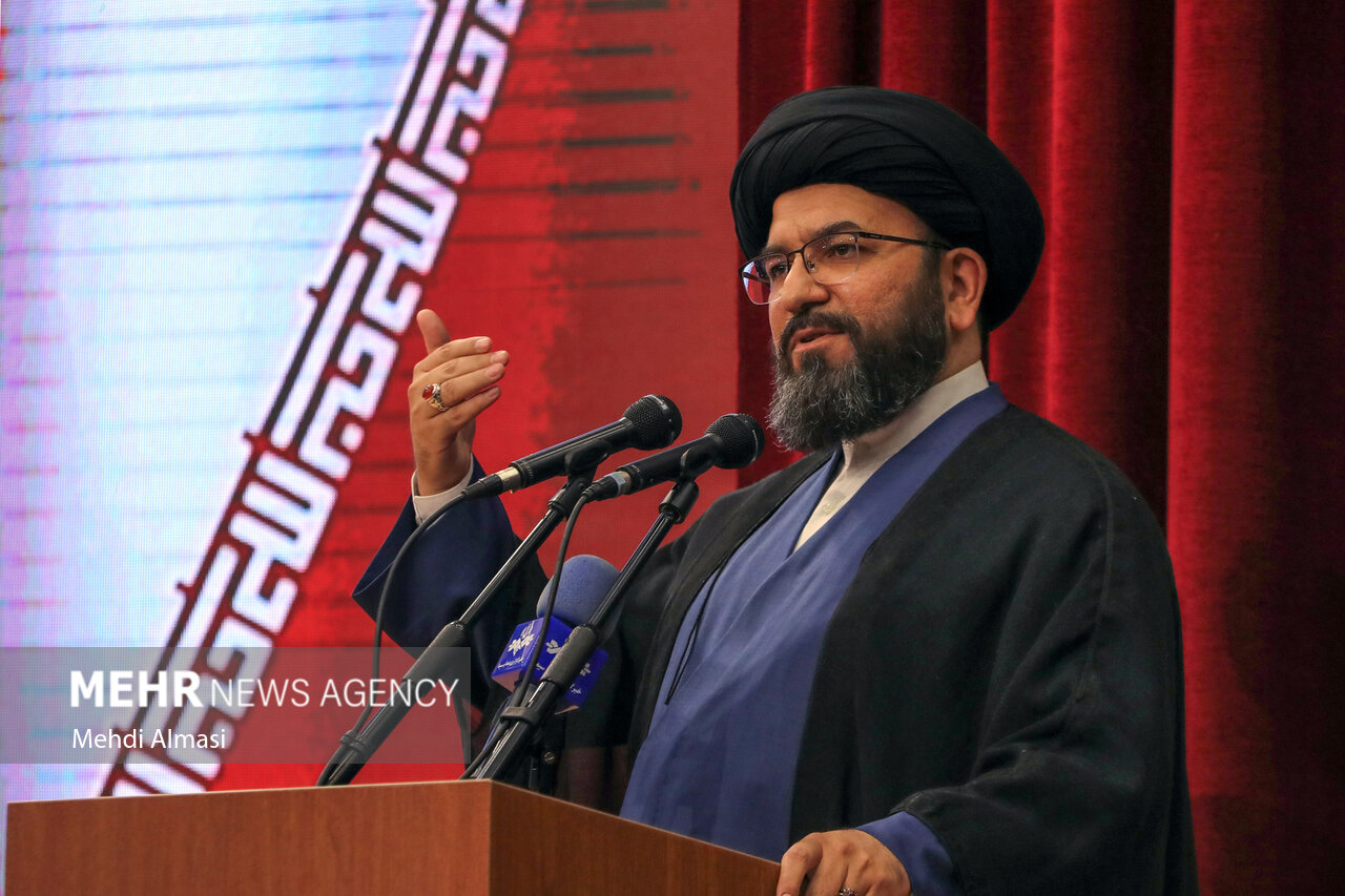 تصویر خبر: حسینی: ترویج فرهنگ کتابخوانی باید از خود مسئولان آغاز شود