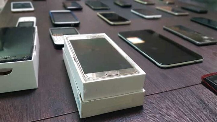 دستگیری سارق زن تلفن همراه در کرج دستگیری سارق زن تلفن همراه در کرج