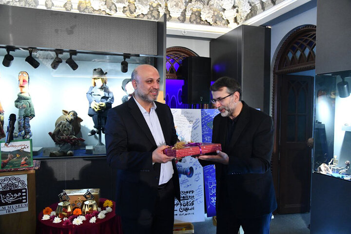 رونمایی از کتاب «سرزمین پروانهها» رونمایی از کتاب «سرزمین پروانهها»