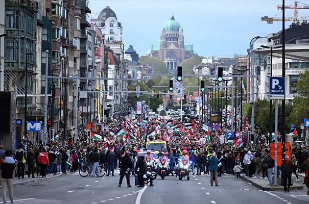 Brüksel'de on binlerce kişi İsrail protestosu düzenledi