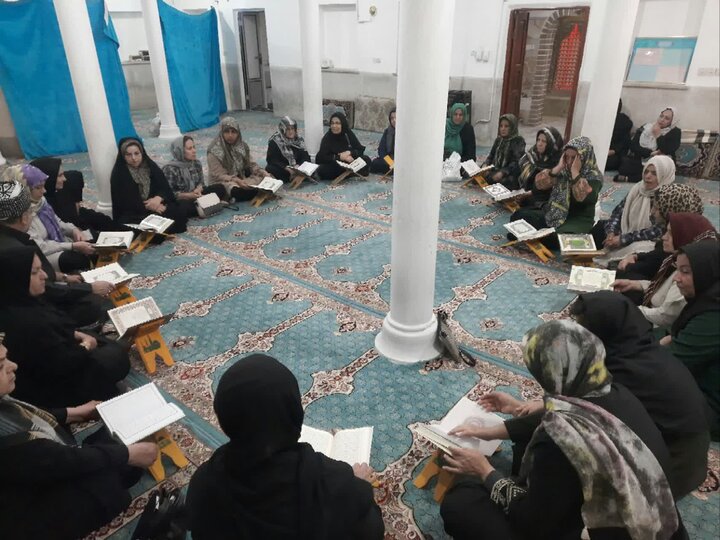 محفل انس با قرآن ویژه بانوان در سنندج برگزار شد محفل انس با قرآن ویژه بانوان در سنندج برگزار شد