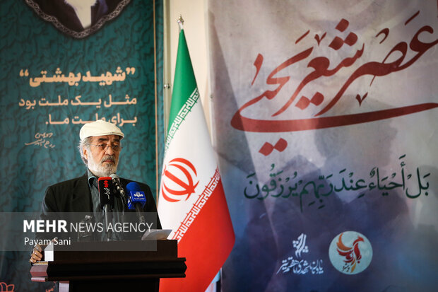 ادبیات است که به جهان حکم میکند