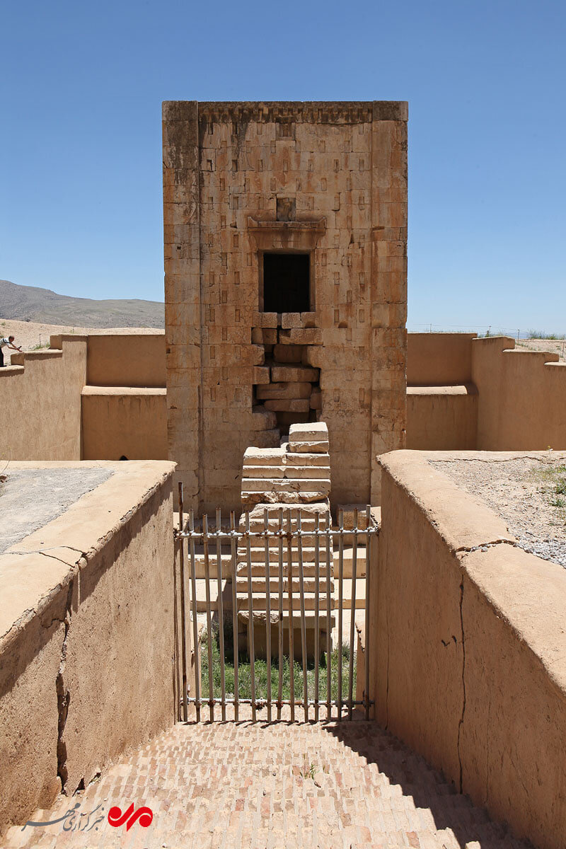 کعبه زرتشت از هم میپاشد