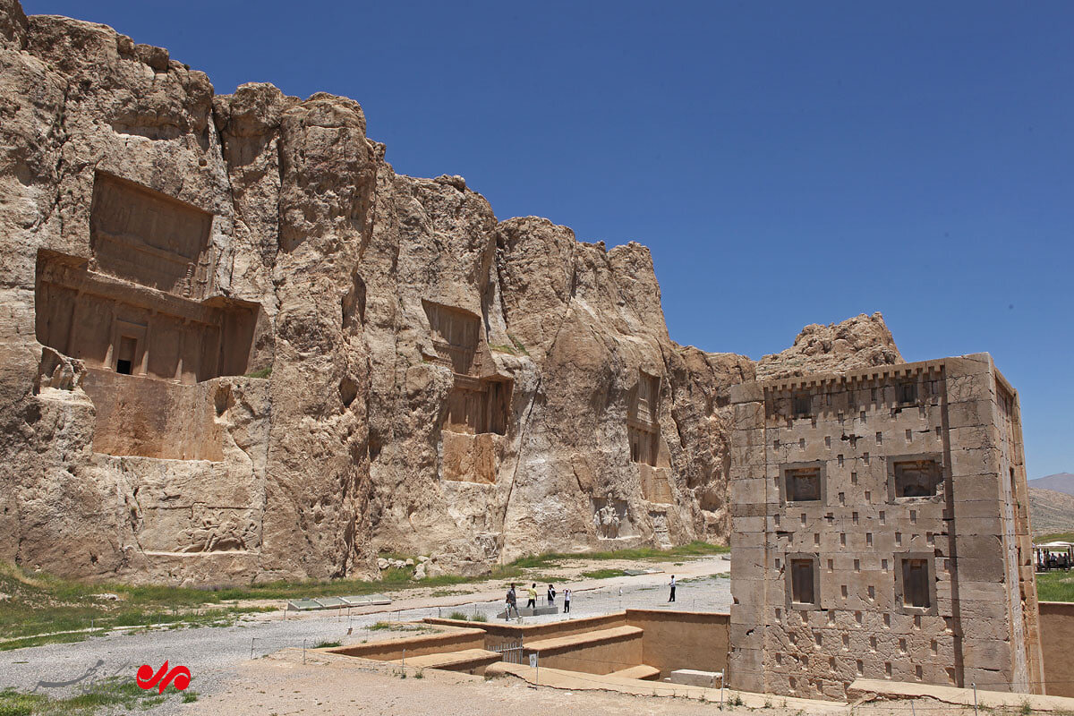 کعبه زرتشت از هم میپاشد