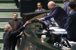 الرئيس الايراني سيقدم مشروع قانون الميزانية على البرلمان مساء اليوم