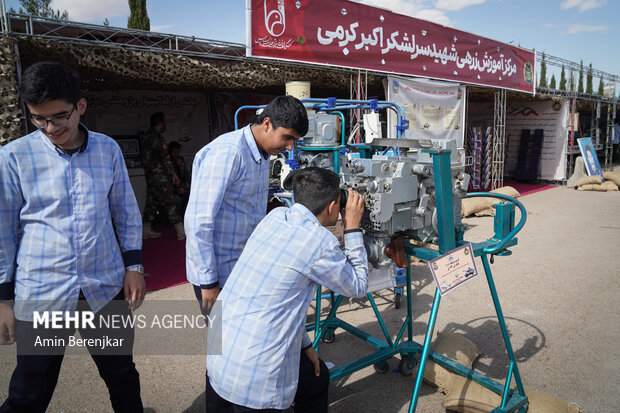 نمایشگاه «اقتدار و امنیت» میزبان دانش آموزان شیرازی