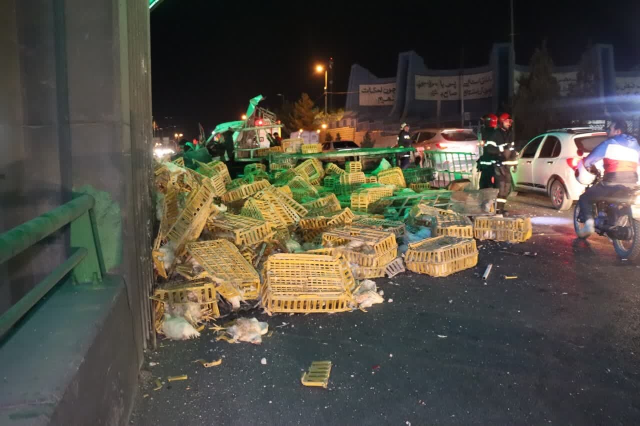 کامیونت در اصفهان تصادف کرد / مرغهای زنده تلف شدند