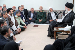 Leader meeting with organizers of Kermanshah martyrs congress