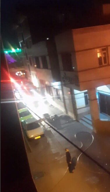 زن محبوس در میان شعلههای آتش نجات پیدا کرد