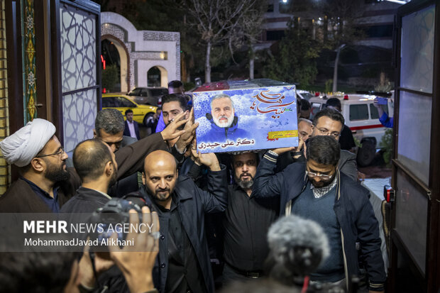 طواف پیکر شهید حیدری در حرم امامزاده مبرقع در قم طواف پیکر شهید حیدری در حرم امامزاده مبرقع در قم