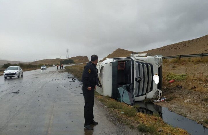 واژگونی تریلی حامل گازوئیل در محور شیروان به فاروج