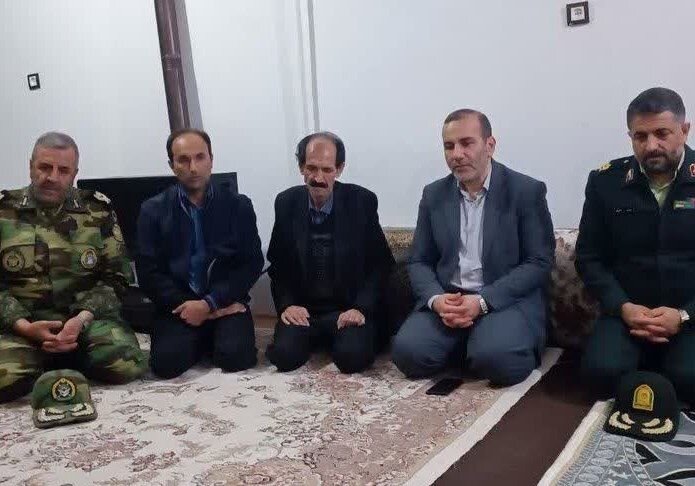 حضور اعضای شورای تأمین استان کرمانشاه در منزل شهید منصوری حضور اعضای شورای تأمین استان کرمانشاه در منزل شهید منصوری