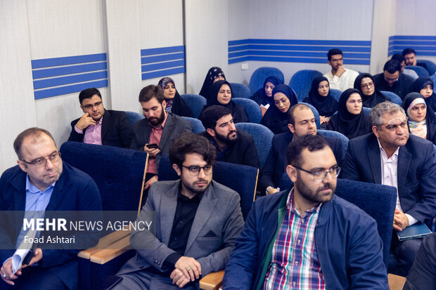 نشست جمعی از نخبگان کشور با محمد مخبر