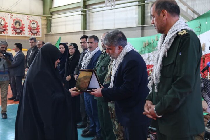 ورزشکاران با اهتزاز پرچم ایران عزت و اقتدار کشور را نمایش میدهند