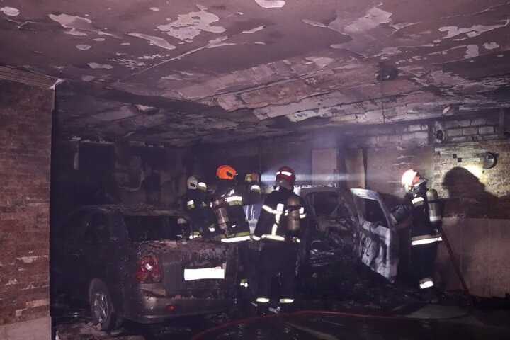 آتشسوزی ۲ خودرو در پارکینگ منزل مسکونی ۳ طبقه در چهارباغ بالا آتشسوزی ۲ خودرو در پارکینگ منزل مسکونی ۳ طبقه در چهارباغ بالا