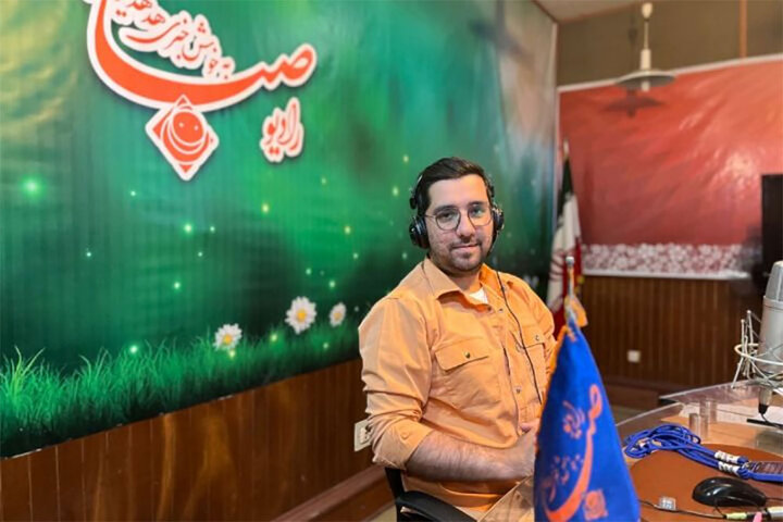 بازی کامپیوتری مجری در یک برنامه رادیویی/ اطلاعات مفید میدهیم بازی کامپیوتری مجری در یک برنامه رادیویی/ اطلاعات مفید میدهیم